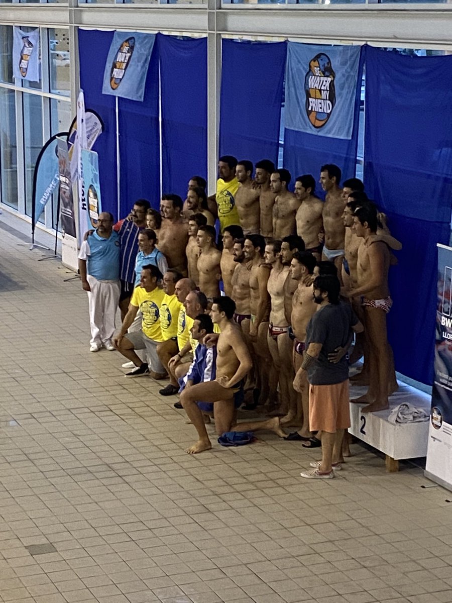 ricardcoma's tweet photo. Hi ha homenatges que són molt sentits, com aquest que alguns  jugadors veterans de waterpolo han dedicat avui al #Beto en el darrer dia del torneig #BWMFCup quin orgull de jugadors i d’amics! https://t.co/LH4krE3Lrn