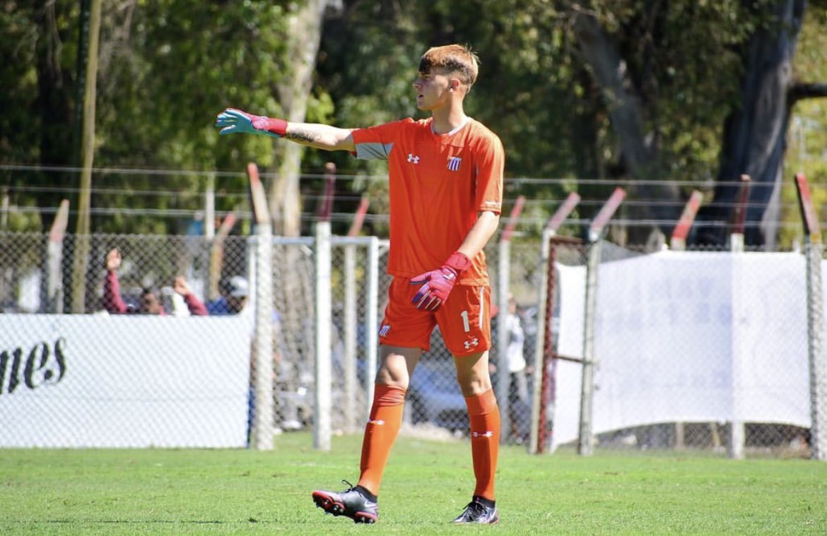 GonzaPlotycia's tweet photo. #EDLP Rodrigo #Borzone es categoría 2004, de La Plata, y ya había hecho movimientos precompetitivos el pasado martes junto a Andújar y Zozaya en UNO. Se reincorporó en 2019 tras haber quedado libre en Infantiles. Debutó en la 1ra fecha de la Copa de la Liga en #Reserva https://t.co/YKaYrn64le