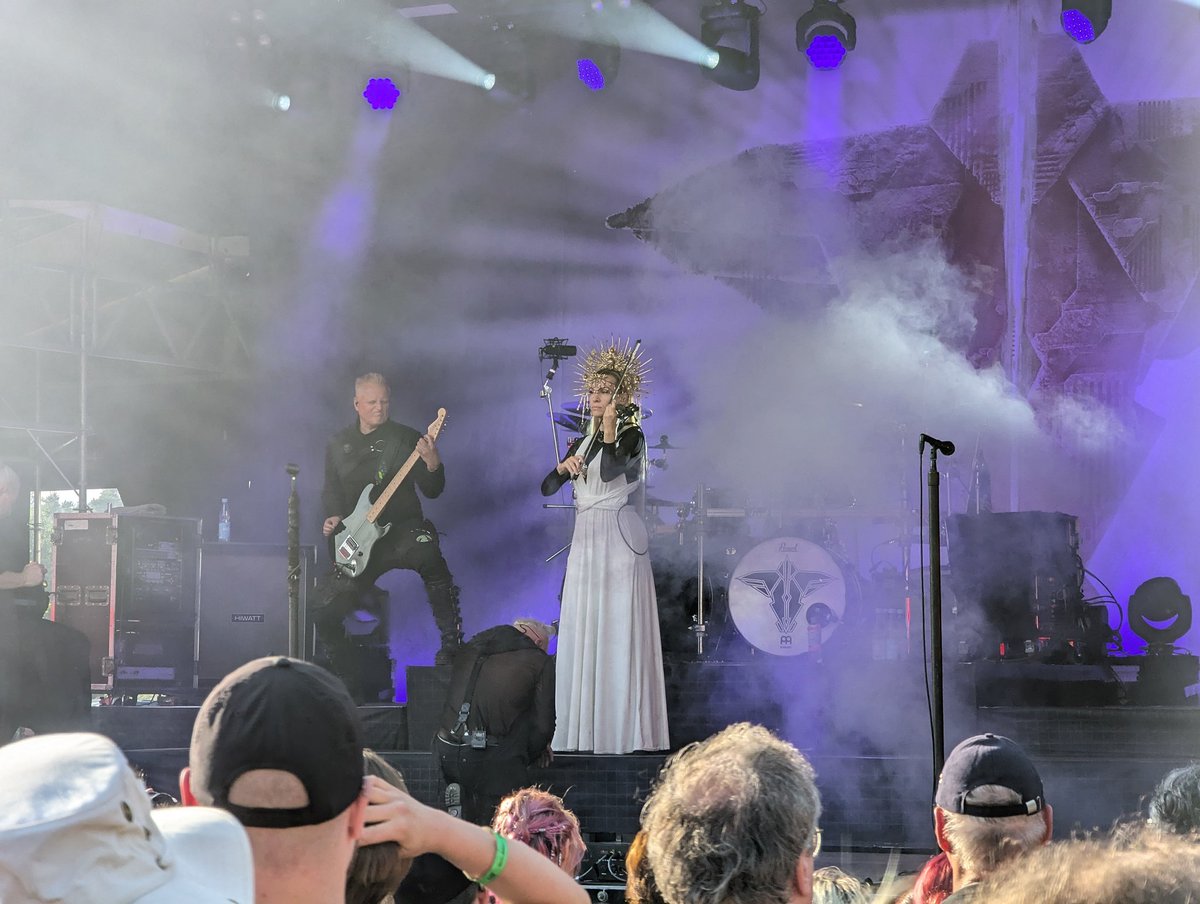 DaddelZeit's tweet photo. Fiddlers Green mit den MPS-Allstars als Unterstützung, Subway to Sally nach ewiger Zeit, Versengold, Feuerschwanz und Saltatio Mortis. Was für ein geiler Samstag 🤘
#MPS #Spectaculum #FetteHeide https://t.co/zmLeTBdUhx