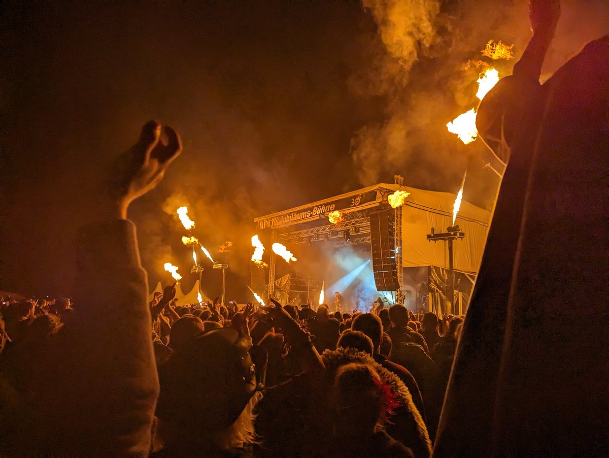 DaddelZeit's tweet photo. Fiddlers Green mit den MPS-Allstars als Unterstützung, Subway to Sally nach ewiger Zeit, Versengold, Feuerschwanz und Saltatio Mortis. Was für ein geiler Samstag 🤘
#MPS #Spectaculum #FetteHeide https://t.co/zmLeTBdUhx