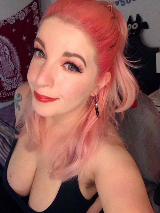 obsessed with my new lipstick! https://t.co/ZCnbQTwUz0