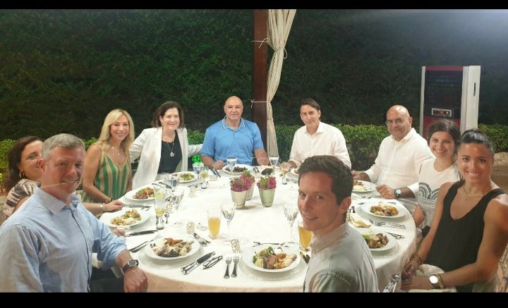 لقاء بين قائد جيش تعرض بلده  للاحتلال من  عدو قدم له ضيوفه الدعم والسلاح الذي قتل اولاد بلده 🤔... وعم يفصلولو بدلة الرئاسة 🤨...
#أمريكا_الشيطان_الأكبر