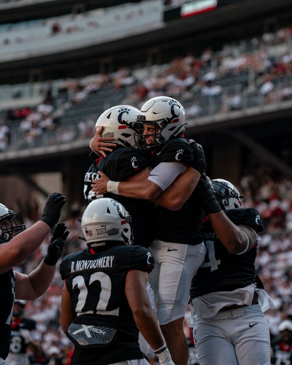 Brady Lichtenberg in for another #Bearcats TOUCHDOWN!
Bearcats 59
EKU 10
