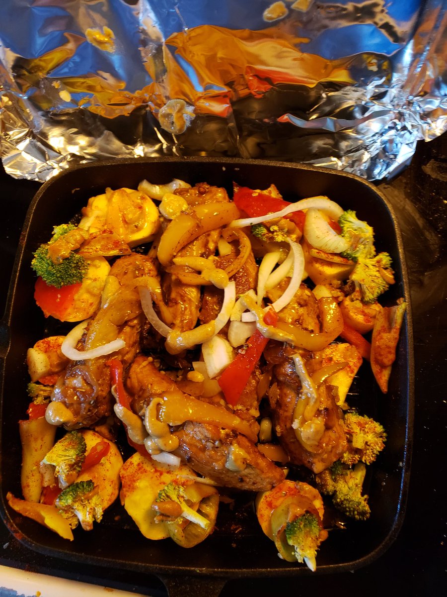 CassieJFox's tweet photo. #CassiesCooking Just put these Boneless ribs in the oven after searing them in butter, olive oil, garlic. Added Garlic Aioli mustard along with squash, broccoli, peppers, onions in the pan with #LiquidSmoke #Experiment #MyownRecipe #Foodie #Yum #BonelesssRibs #SouthernStyle https://t.co/rRE3c4J2rD