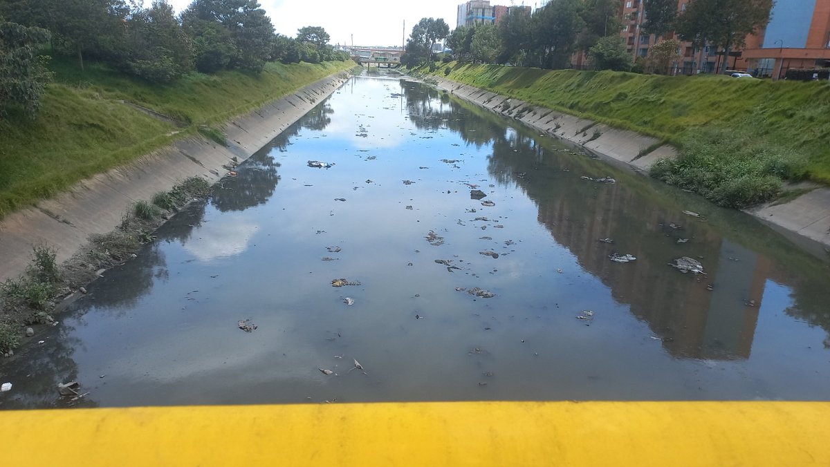 Aleoped's tweet photo. Estado Canal San Francisco sobre Carrera 80A, teniendo un el @AcueductoBogota a dos cuadras, no realizan el mantenimiento, increible ¿a donde para el pago de los servicios públicos? https://t.co/LxPYmomZy4