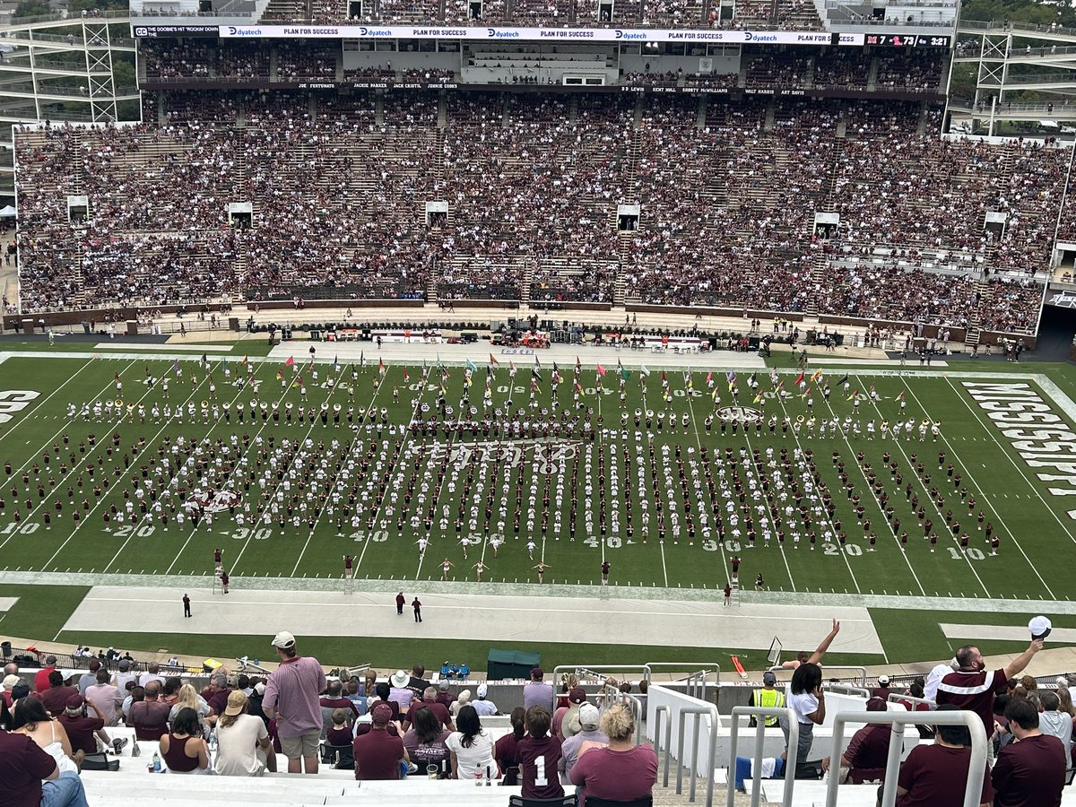 shs_band tweet media