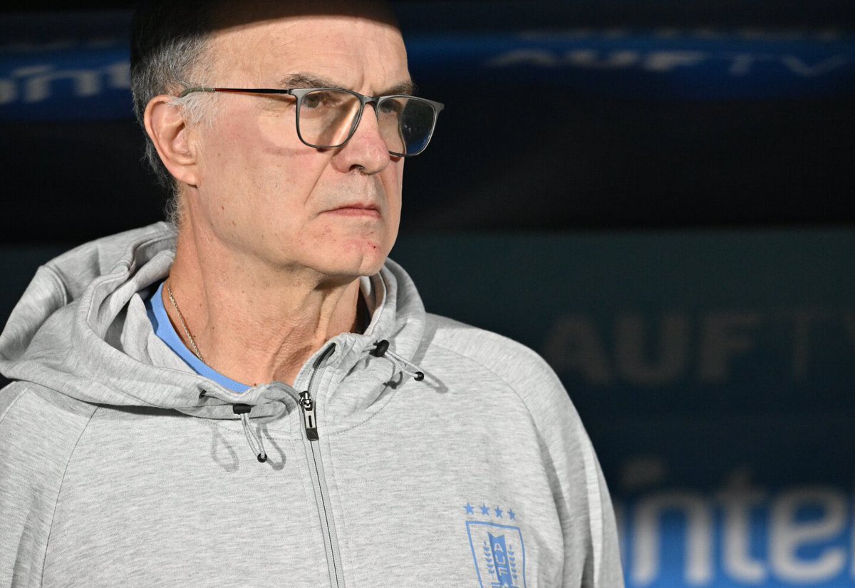 Pensaba que Tabárez trataba mal a la prensa pero escuchando la clase de filosofía con rezongos que está dando Bielsa, el “Maestro” era muy bueno con quienes participaban de las conferencias