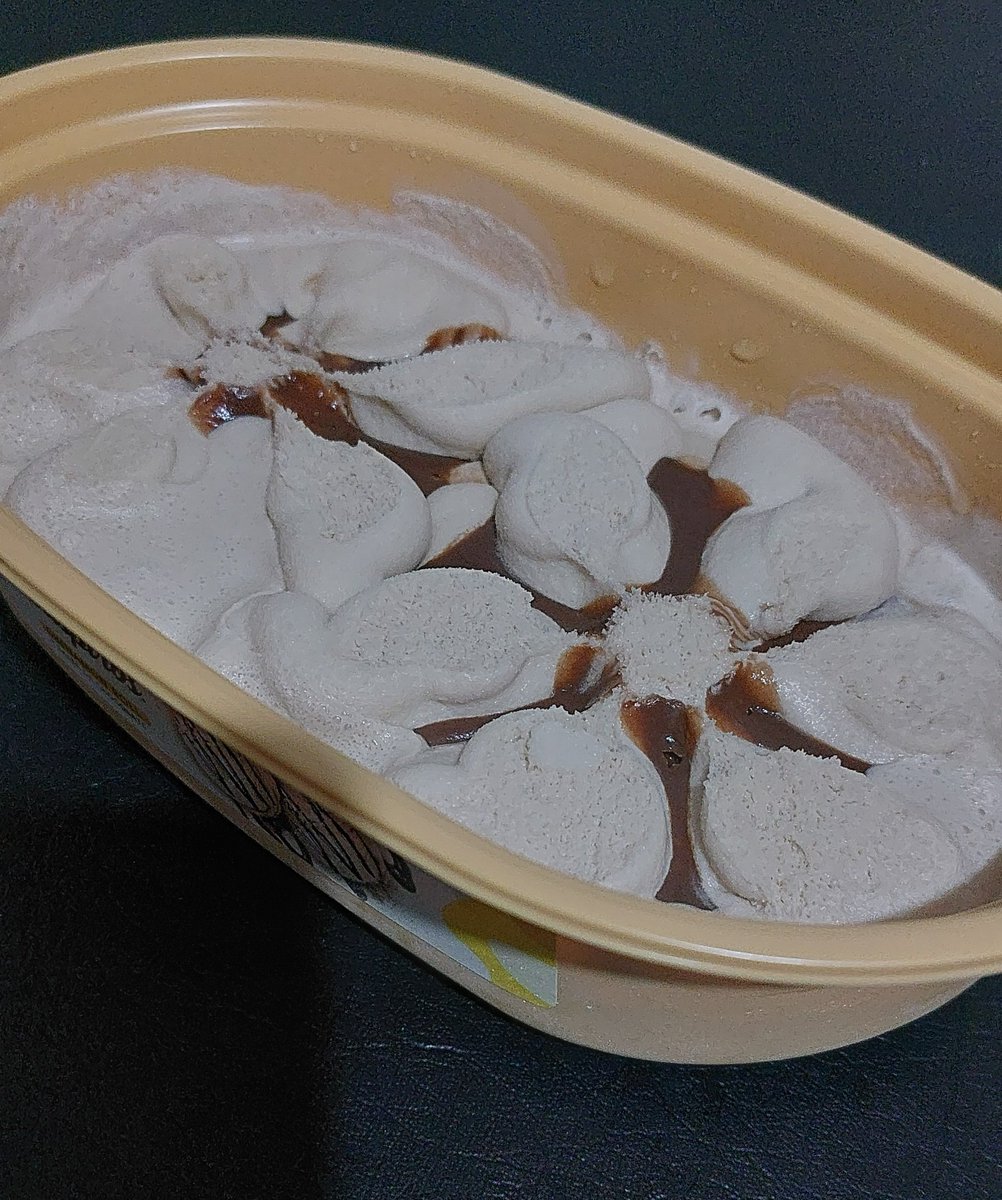 Valeeh95's tweet photo. Casi 4 lucas por este helado que viene menos de la mitad del envase 😡😡😡 pésimo servicio 🥲 #Trendy #chile https://t.co/P6T4WPTxCl