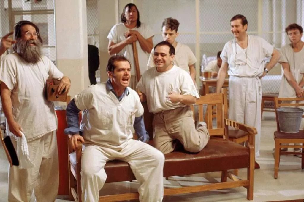 Uno de los experimentos más famosos de la psicología fue el llamado “experimento de Rosenhan”. Este experimento, fue realizado por el psicólogo David #Rosenhan en 1973 y consistió en enviar a ocho personas sanas a hospitales psiquiátricos, fingiendo que tenían síntomas de