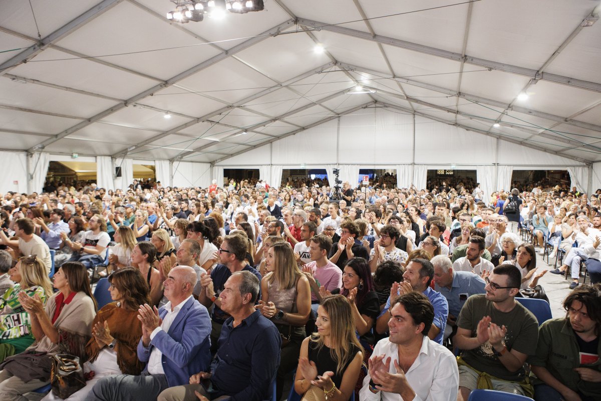 FestdellaMente's tweet photo. 🔴 ALESSANDRO BARBERO ⚫
• 1204: i crociati scoprono Costantinopoli •
#FdM23 #meraviglia #festivaldellamente #Sarzana #festivalculturali @sellerioeditore https://t.co/W7eT0q1Rc8