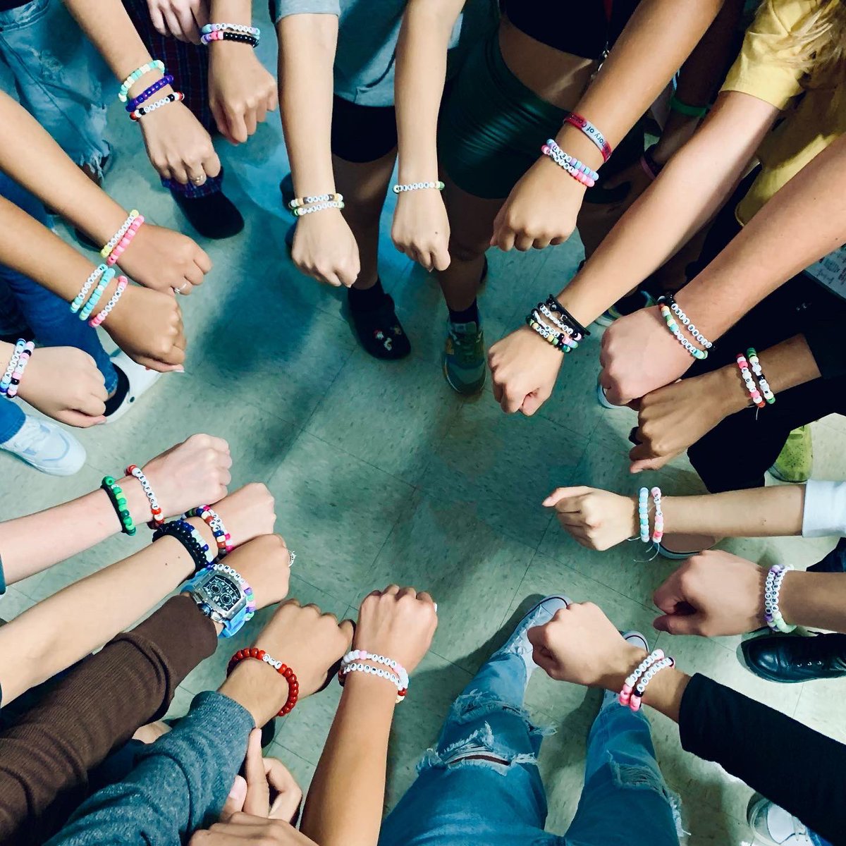 trodgers1221's tweet photo. Made friendship bracelets a couple weeks ago for our AVID Family Friday! Love this group🫶🏼 #ThisisAVID #classof2026 #RodgersAVIDRockstars #friendshipbracelets https://t.co/RRKiR3Mn3i
