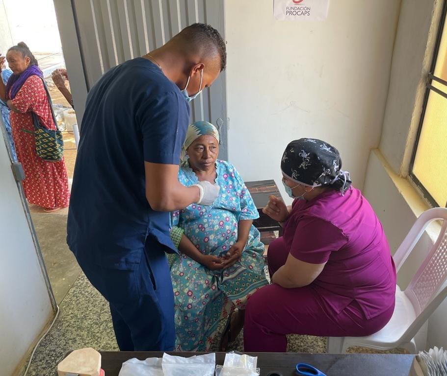 FNC_ArmadaCol's tweet photo. #Destacado 🔴 Hasta #PuntaEspada en el departamento de #LaGuajira, en tierras de nuestro gran prócer naval Almirante José Padilla López, llegaron los #MarinosDeColombia para realizar una jornada de apoyo al desarrollo durante dos días con la comunidad indígena Wayuu de la Alta Guajira.
✅️ Hoy en su primer día, se realizaron atenciones médicas y odontológicas, actividades de recreación para adultos, jóvenes y niños, así como la entrega de donaciones.
✅ Este fue un esfuerzo gracias a la articulación de capacidades entre la @ArmadaColombia y la @LAGUAJIRAGOB, la @FundacionUnidos, @fundprocaps, Grupo Costa Off Roads, Fundación @MinutodeDios, Fundación IMUSA y el @ICBFColombia.
2023 Año del #BicentenarioNaval
#ProtegemosLaVida #ProtegemosElAzulDeLaBandera 🇨🇴
