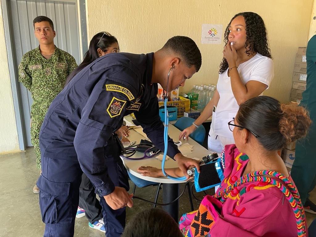 FNC_ArmadaCol's tweet photo. #Destacado 🔴 Hasta #PuntaEspada en el departamento de #LaGuajira, en tierras de nuestro gran prócer naval Almirante José Padilla López, llegaron los #MarinosDeColombia para realizar una jornada de apoyo al desarrollo durante dos días con la comunidad indígena Wayuu de la Alta Guajira.
✅️ Hoy en su primer día, se realizaron atenciones médicas y odontológicas, actividades de recreación para adultos, jóvenes y niños, así como la entrega de donaciones.
✅ Este fue un esfuerzo gracias a la articulación de capacidades entre la @ArmadaColombia y la @LAGUAJIRAGOB, la @FundacionUnidos, @fundprocaps, Grupo Costa Off Roads, Fundación @MinutodeDios, Fundación IMUSA y el @ICBFColombia.
2023 Año del #BicentenarioNaval
#ProtegemosLaVida #ProtegemosElAzulDeLaBandera 🇨🇴