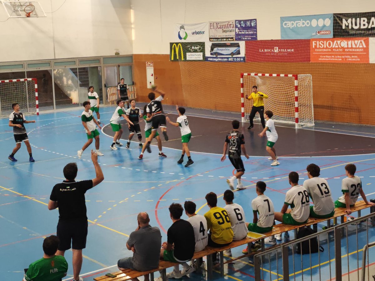 handbolbordils's tweet photo. El Juvenil Verd també ha començat la pretemporada a la pista de La Roca. Gràcies per la invitació! https://t.co/3DxfTwvohv
