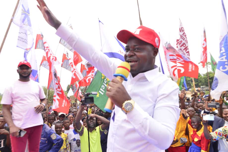 BobelabiR's tweet photo. Le #Président a.i #UNC  et #SG  @BillyKambale1 5⭐, poursuit sans Désemparer sa mission d'explication du Bilan du #Président @fatshi13_ ds le Congo Profond. Tjrs ds le Kasaï Central,après Kananga, Kazumba à eu l'occasion de savourer le Bilan Chiffré du #Béton #National. 👏👏👏 https://t.co/CWEGtEHq9w