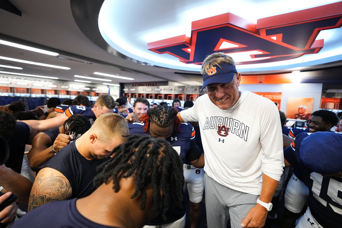 AuburnFootball's tweet photo. First of many 🦅 https://t.co/MDMQbfPqY8