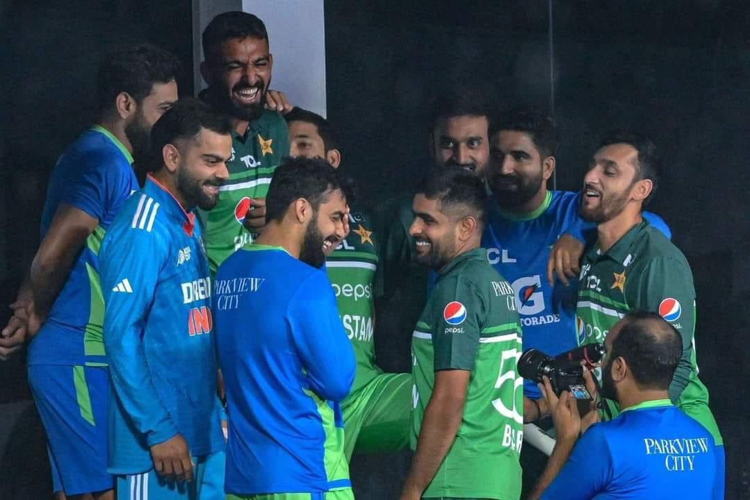 Such a beautiful pic… showing that it’s just a game….And both the sides can have good relations with each other ..
#IndiaVsPakistan