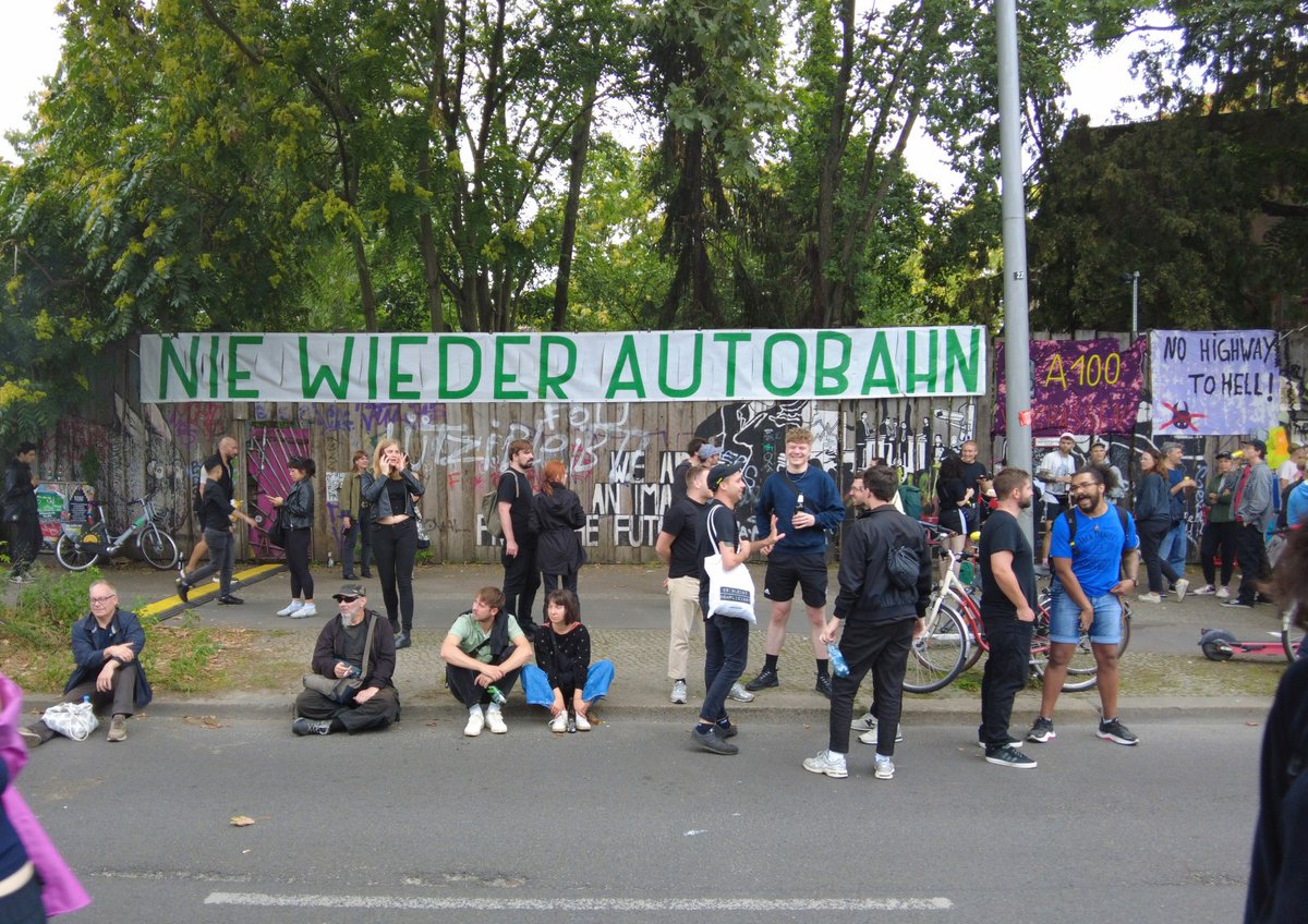 A100stoppen's tweet photo. Transparente beim Protestrave #A100wegbassen
Rettet unsere Clubs und unsere Stadt! Wir tanzen vor den Clubs, die durch den Bau der #A100 bedroht sind. Lasst uns gegen diesen Wahnsinn kämpfen & für ein lebendiges Friedrichshain eintreten! 💥🎶
https://t.co/AnoKgLuVUu
#A100stoppen https://t.co/zdFMDG54Lu