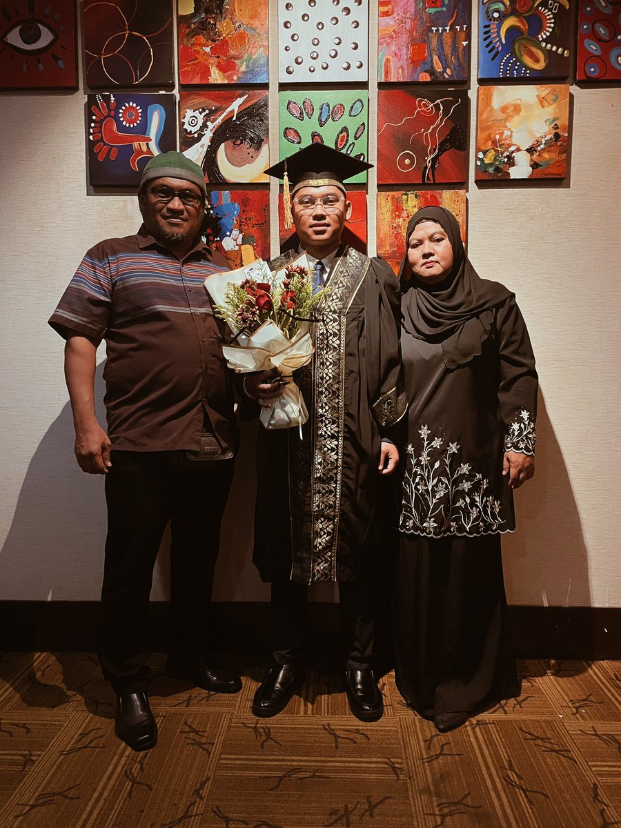 azzeemz's tweet photo. Alhamdulillah. we are blessed by Allah in so many ways. almost 3 years mencuba sesuatu bidang diluar jangkaan. finally, we made it!✨ https://t.co/es5uEPZHeb