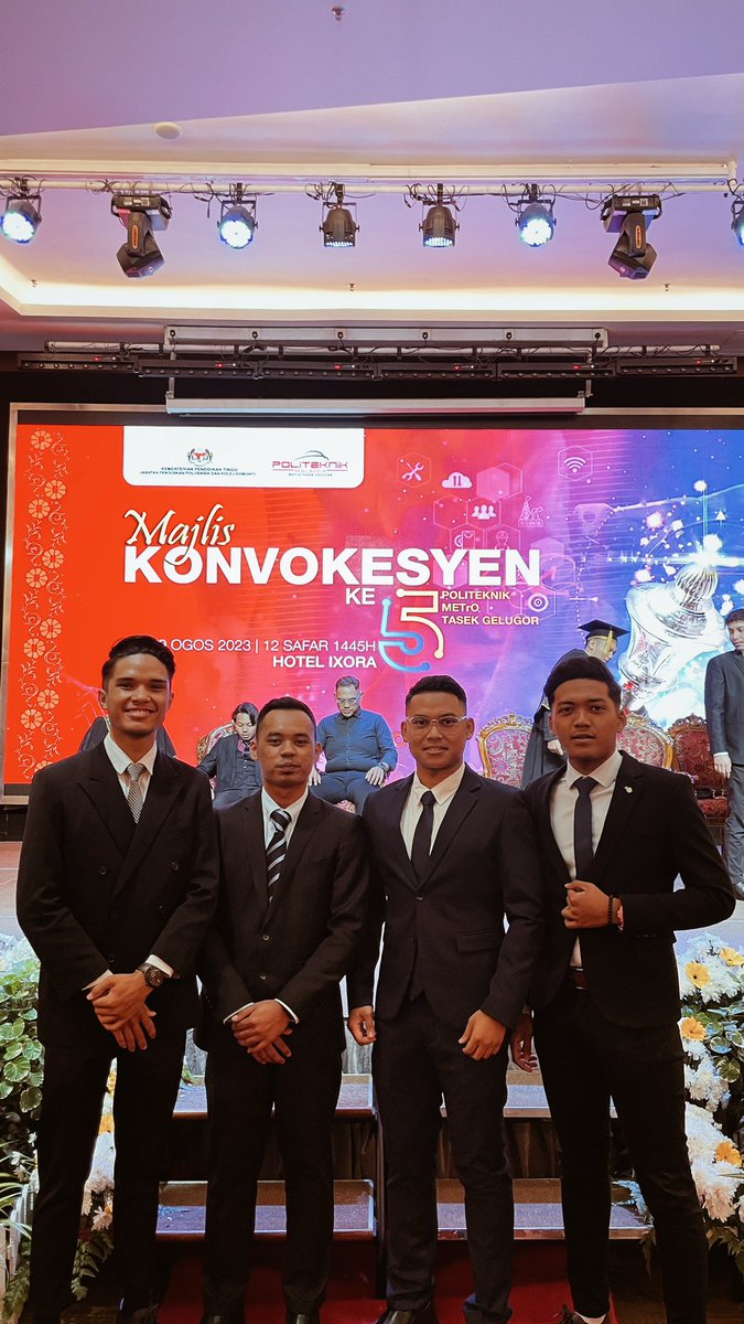azzeemz's tweet photo. Alhamdulillah. we are blessed by Allah in so many ways. almost 3 years mencuba sesuatu bidang diluar jangkaan. finally, we made it!✨ https://t.co/es5uEPZHeb