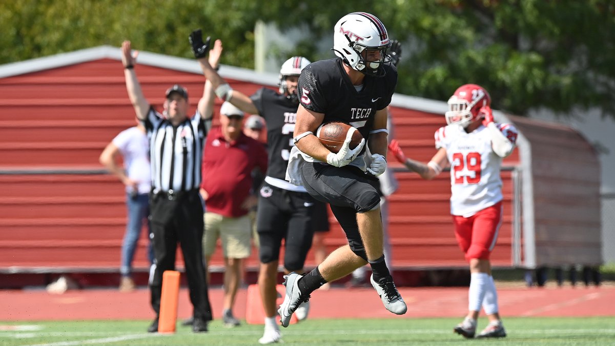MITAthletics's tweet image. Check out today's recap from the @MITFootball season-opening win over Bridgewater State as the Engineers defeat the Bears for the first time! Great team effort in all phases! tinyurl.com/48xht8h6 #RollTech #d3fb @D3FBHuddle