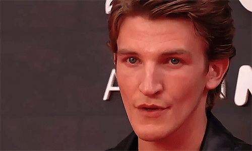 The HOTD S1 premiere Ewan won the last poll with ~62%, and it looks like I'm not the only one coming; another poll is, a little 𝘨𝘢𝘮𝘦, if you will 😈