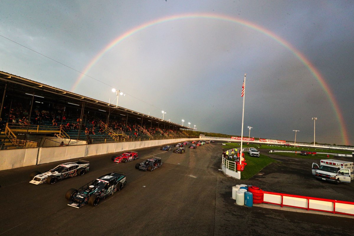 NASCARRegional's tweet photo. 🎶 𝑀𝑜𝑑𝑖𝑓𝑖𝑒𝑑𝑠 𝑢𝑛𝑑𝑒𝑟 𝑡ℎ𝑒 𝑟𝑎𝑖𝑛𝑏𝑜𝑤 🎶

That's the name of the song, right?

@OswegoSpeedway | @FloRacing https://t.co/nDXeTQlCun