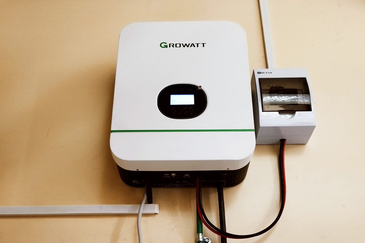 El inversor es el cerebro del sistema fotovoltaico. Además de convertir  la corriente directa en corriente alterna, monitorea el sistema y lo protege de sobretensiones.

En mi último artículo en lucendi.blog hablo sobre los inversores solares:

blog.lucendi.pro/inversores-sol…
