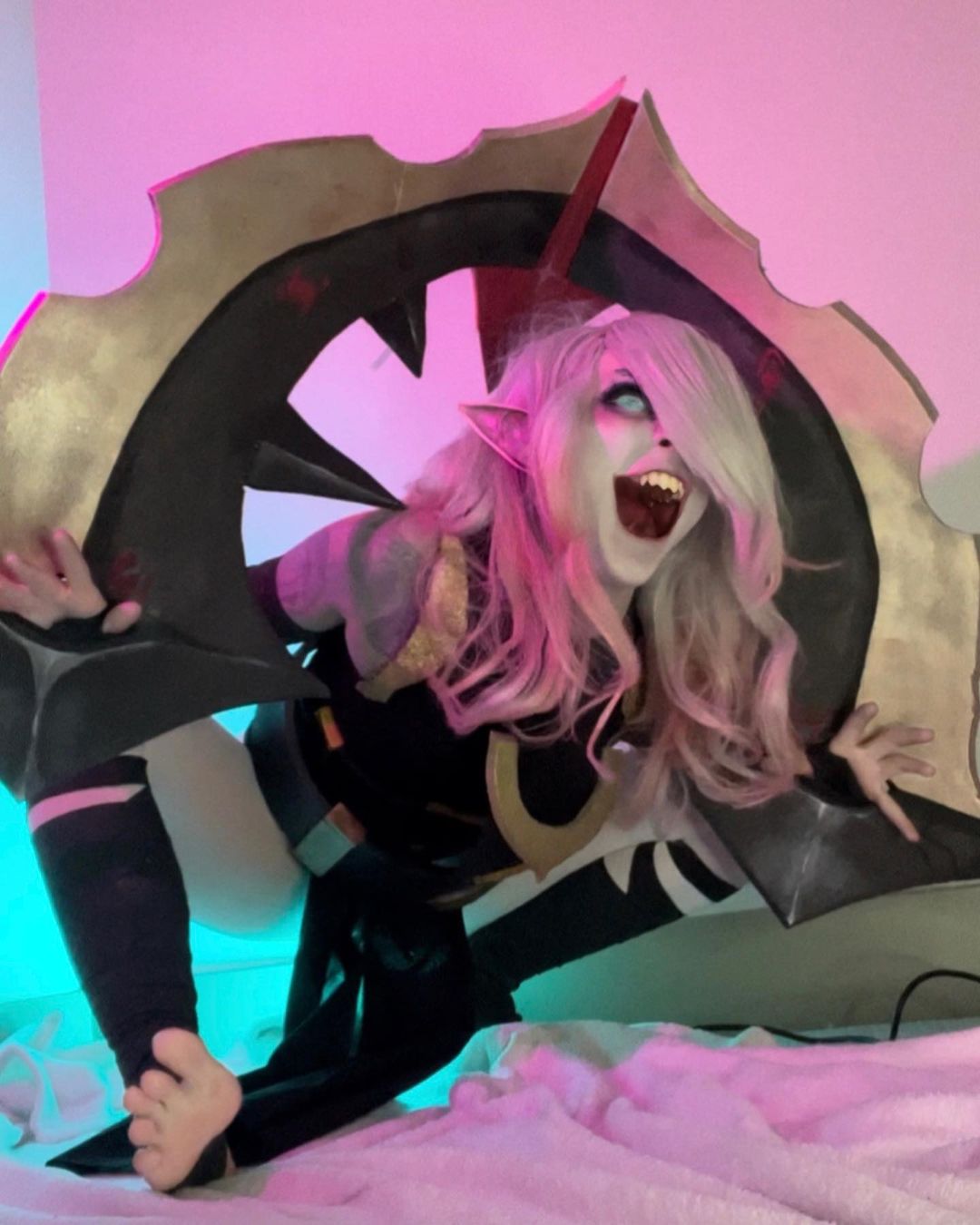 4 pic. Briar cosplay #LeagueOfLegends #briarlol https://t.co/DY2N1vlmPH