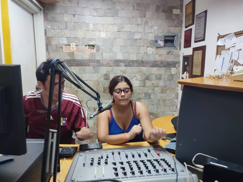 Ante la guerra mediática, la Comunicación popular es nuestra arma de formación e información de las masas.
Es por ello que @TupamaroMRT se fue a la <a href="/rkabudari/">Radio Comunitaria Kabudari 97.7 FM</a> con un Programa Especial dónde voceros de la DNO <a href="/CarmeloJmrt87/">CarmeloJMrtVnzla</a>, <a href="/alexistupamaro/">Alexis León</a> y <a href="/MariaMicaelaMRT/">Maria Silva</a> multiplicaron voces.