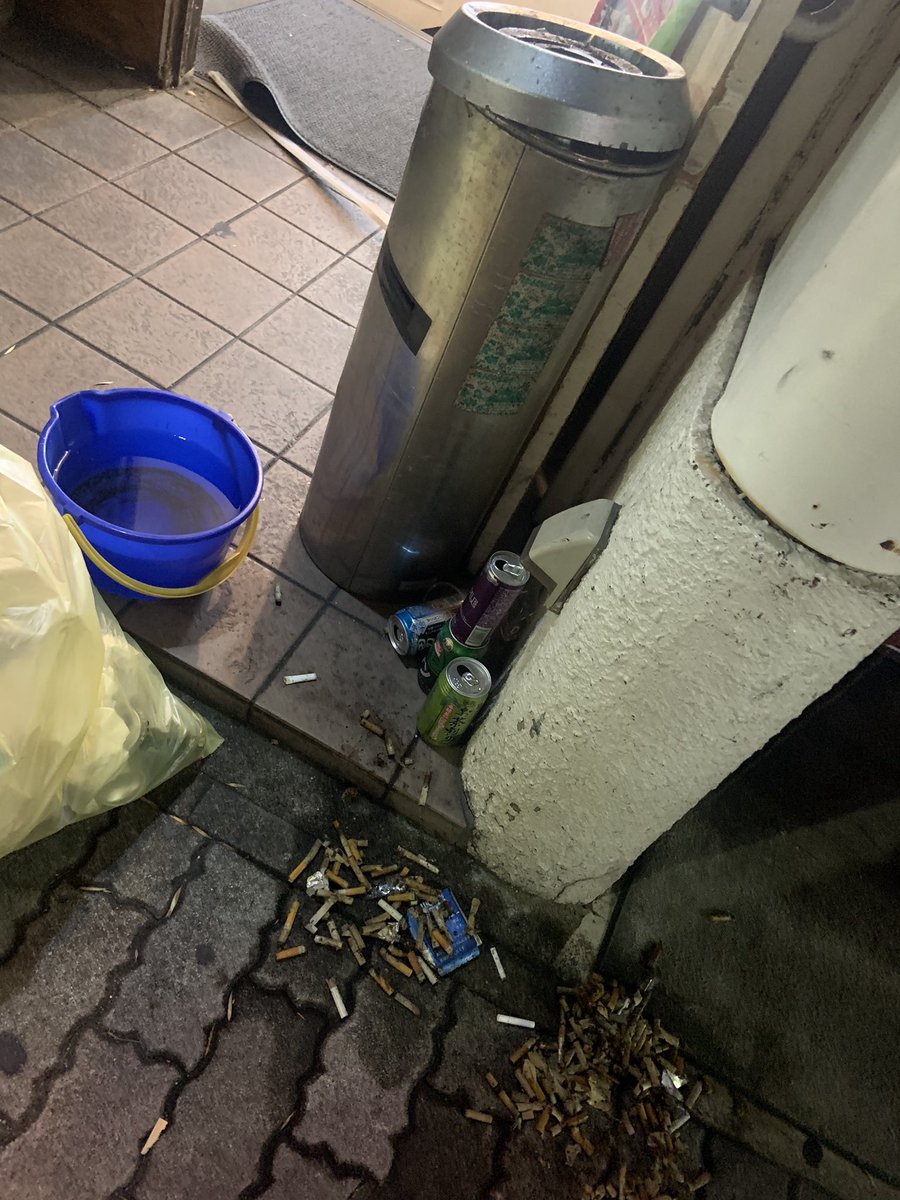 ay_dtrh's tweet photo. みんな自分が好きな場所は大切にしよう。

空き缶は放置せず、近くのゴミ箱に。
もしぶつかって灰皿倒したら、スタッフに声かけて下さい。全然片付けるので！

隣の飲食店に迷惑かけちゃうからね。

みんないつも 遊びに来てくれて
本当にありがとう。
これからもよろしくね。 https://t.co/oSnipENvda