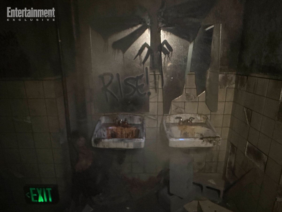 DomTheBomb's tweet photo. Here’s some exclusive images of The Last of Us Halloween Horror Nights at Universal 🧟‍♂️ 🎃 

(Via Entertainment Weekly) https://t.co/dzlU9ScV5L