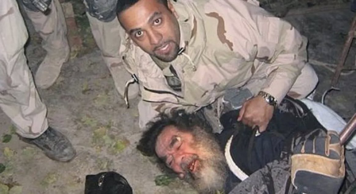 حقيقةً الحفرة الشهيرة التى قبض فيها على رئيس العراق السابق صدام حسين وتزييف الحقائق على الطريقة الامريكية:                   

اعترف المترجم العراقي فراس أحمد "انه بعد يومين من اعتقال صدام حسين جرت حفلة في قصر الرحاب للقادة الأمريكيين. وكنت موجودا لغرض الترجمة، إذ كانوا بانتظار