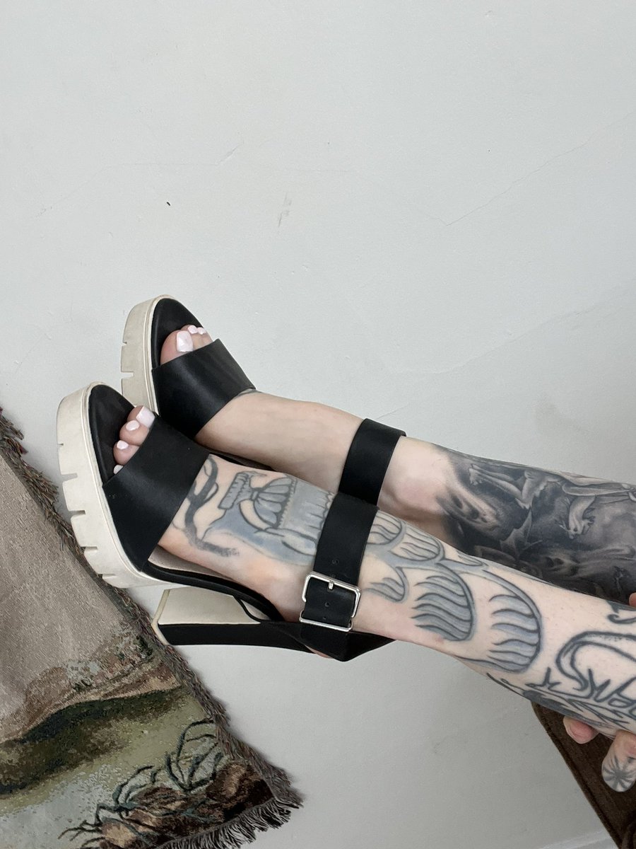 srcrumley_yoga's tweet photo. Feet in heels? Yes or no. #feet #heels #footcontent #footfinder #feetpicsforsales #feetpic https://t.co/WiH3bySKQb