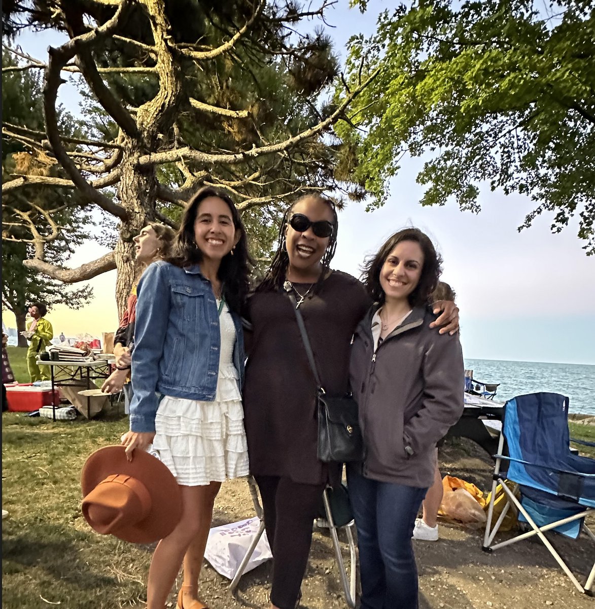 maudlynei's tweet photo. Always a blast w/#CHICAGO #Journalism peeps!😍(1)
Kudos to CHI orgs who organized #UnityPicnic for #journalists #community @#PromontoryPoint #beach!
W/@_ToniaHill @MorganEliseJ/@TheTRiiBE; @OliviaObineme/@PublicNarrative; @CJA_Updates Prez @Steph_Choporis; @LyanneAlfaro/@Google https://t.co/xhmx1wnTt3