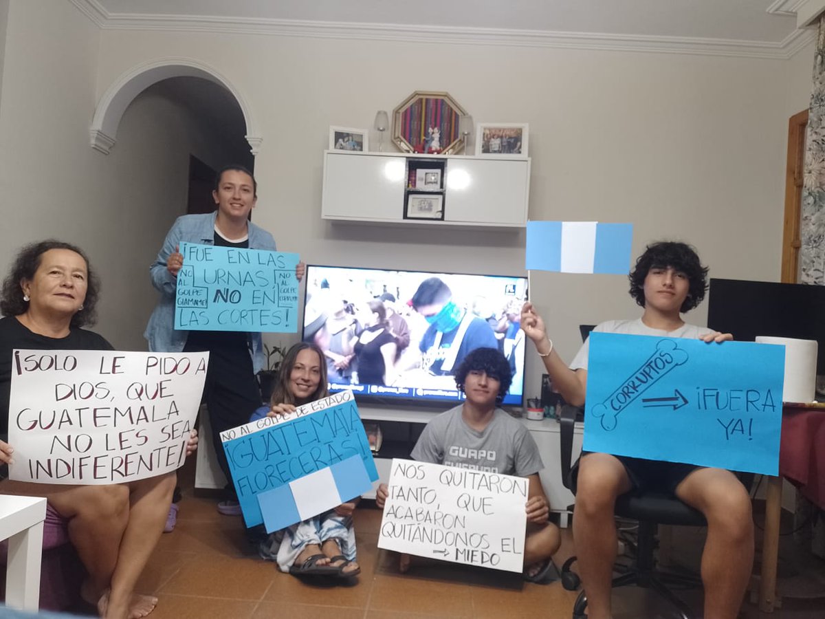 MartaLarraB's tweet photo. Desde la distancia, nos unimos a las manifestaciones en defensa de GUATEMALA! #Libertad #Democracia #NoAlGolpeDeEstado #GuatemalaFloreceras https://t.co/5mB46DoOjy