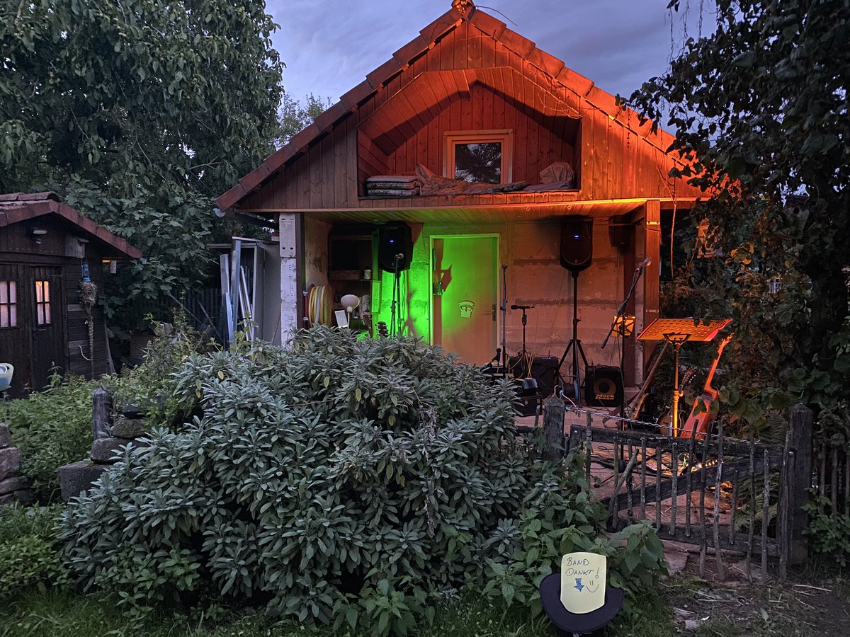 PintSizeCompany's tweet photo. Eine Bühne wie im Märchenwald - es stand unser alljährlicher Gig im Schrebergarten an. Auf unserer Facebookseite gibt es auch noch Zwerge dazu. https://t.co/NKyXJqRy9L