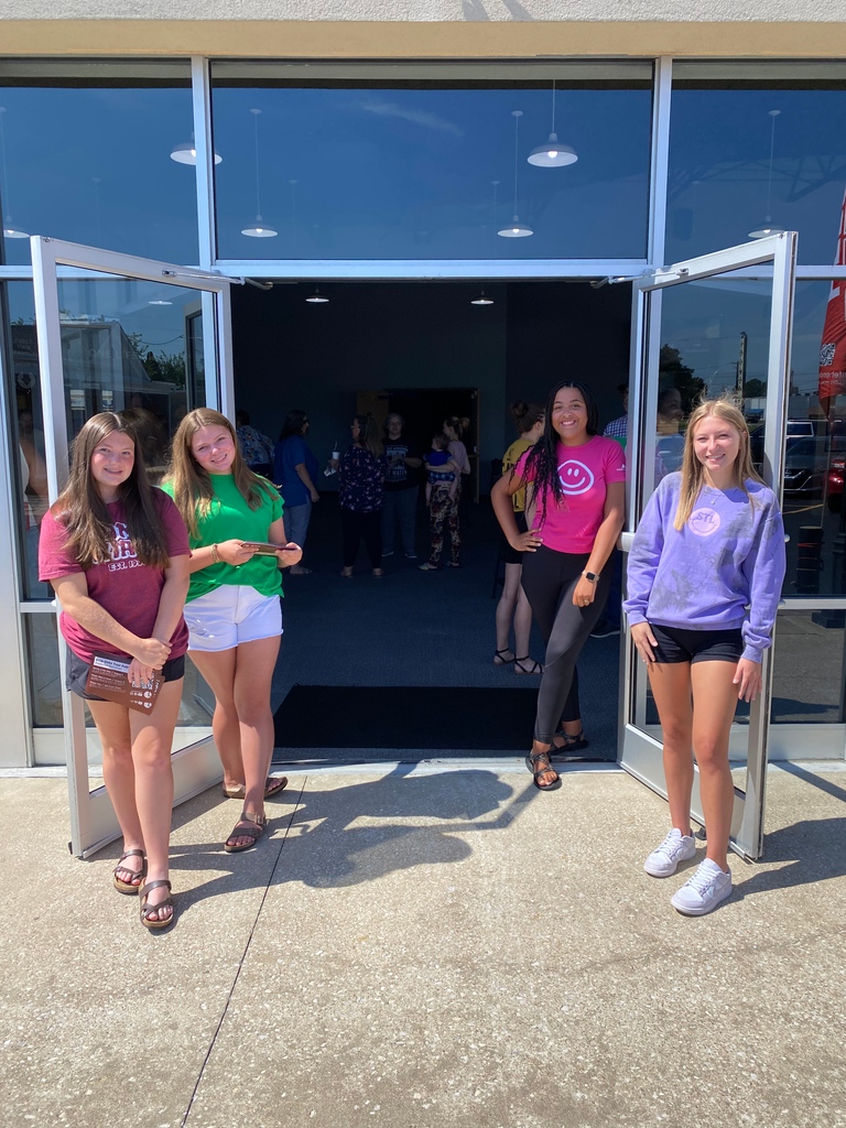 onelifehendo's tweet photo. Our High Schoolers are BACK in the lobby this weekend for our ONE SERVICE at 11am.

Join us, give our awesome Students a high five, and get ready to worship extravagantly with us!

We can't wait to see you there!

#HendersonKY #LaborDay #OneLifeStudents #HighSchool https://t.co/tv3Wt7BChB