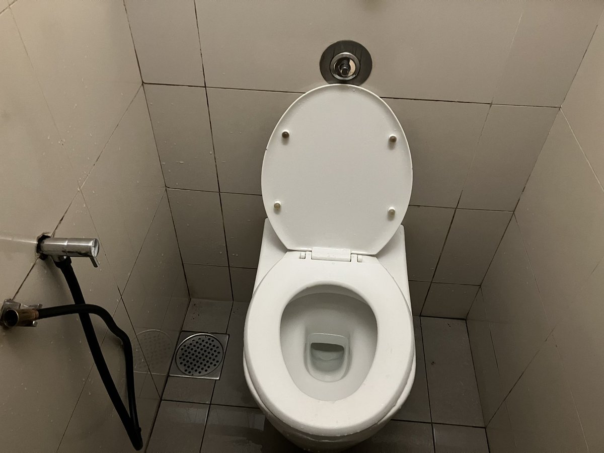 KzyYmgc___'s tweet photo. 今更ながら、日本のトイレって最高級のオモテナシってことに気づいちゃった。
観光地のトイレでこれだよ(マレーシア)
お尻ふきふき出来ない😭 https://t.co/CvOGA2ULEq