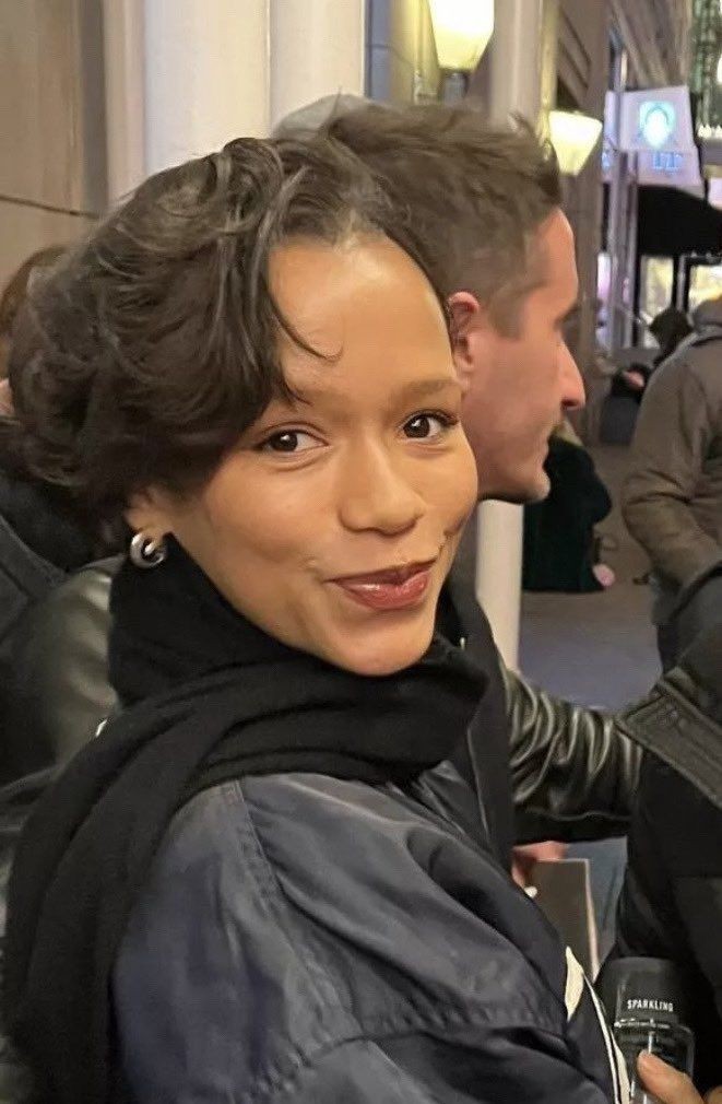 coloredwhirl's tweet image. Tara Ballé

~Pintora y Restauradora de Arte Impresionista 
~Vendedora en la librería de su mejor amigo  (Rapha) 
"Oceanic Words 📖" ubicada en Forks, WA
~hetero

"the sunflower is mine in a way" 

#FreeRol  ↻  + ♡ ?  #SexRol 
                                   (para difundir)