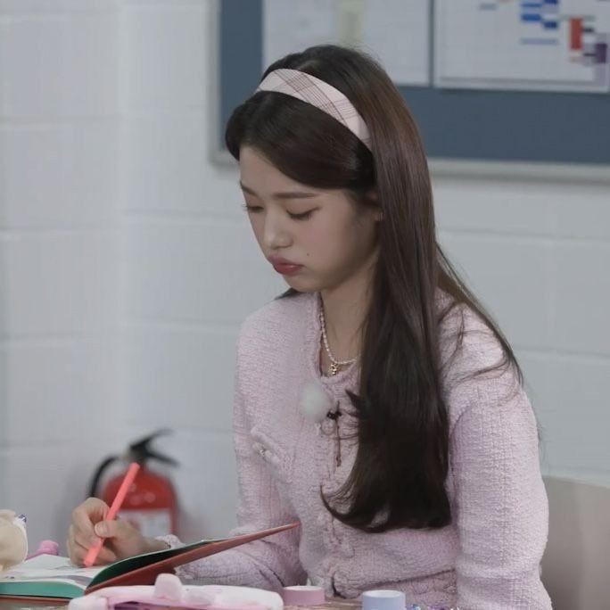 calikokath's tweet image. — hiiya! i&apos;m ali new to [#studytwtph #studytwt] looking for friends and moots🌷🤍

✿ 16, she/her, filo
✿ g11, stem
✿ honor student
✿ likes: music, kpop, books, makeup, and more!!

♡/↻ to be oomfies !