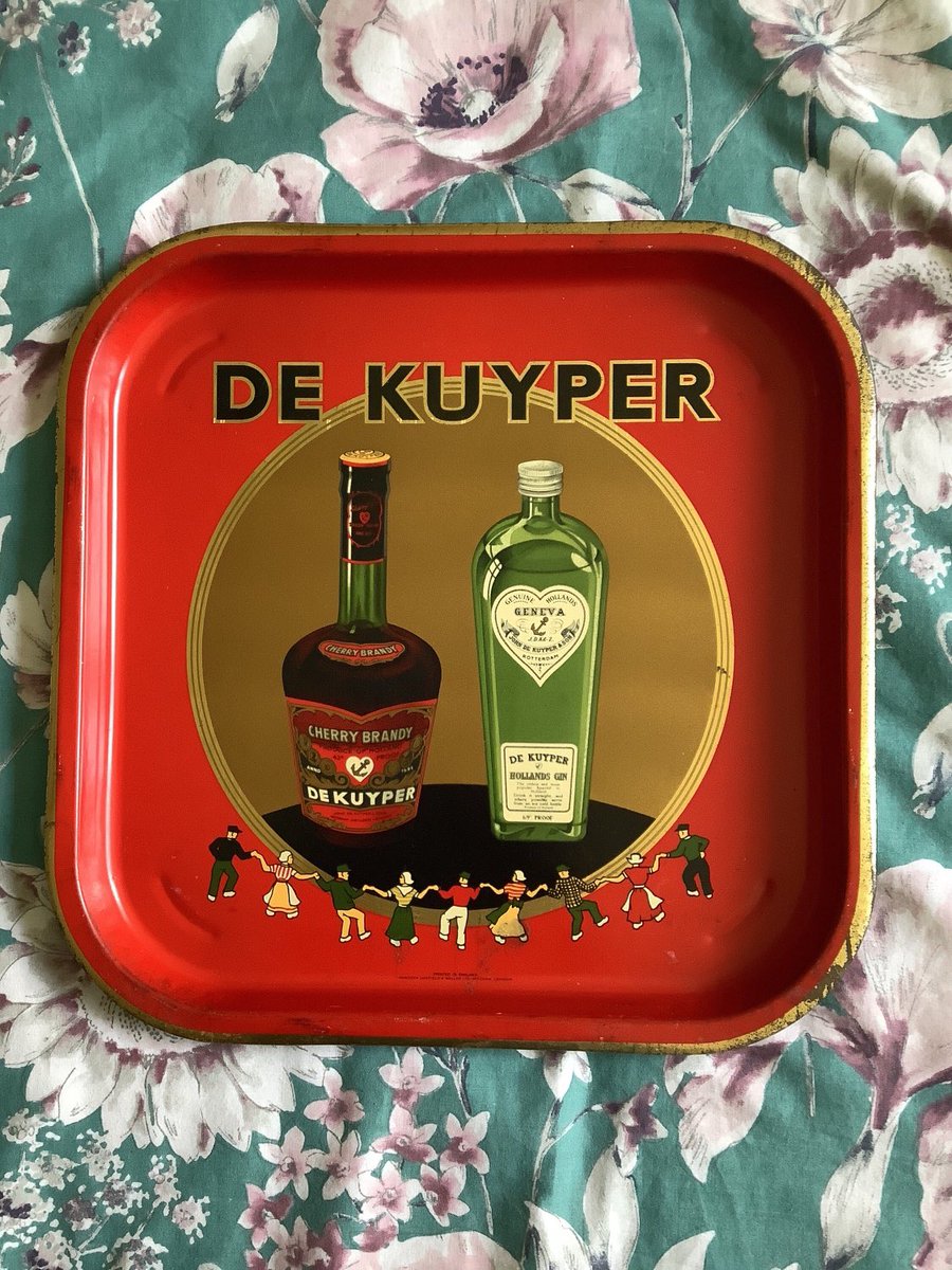 WatsonsVintage's tweet photo. This is such a rare and pretty Vintage circa 1950s Bar Tray. Perfect for your Home Bar or used as Kitchen Decor. https://t.co/nyt3ZtUAkd #DeKuyper #VintageDecor #BarTray #HomeBar #ManCave #1950sDecor https://t.co/RGXS5OjvTG