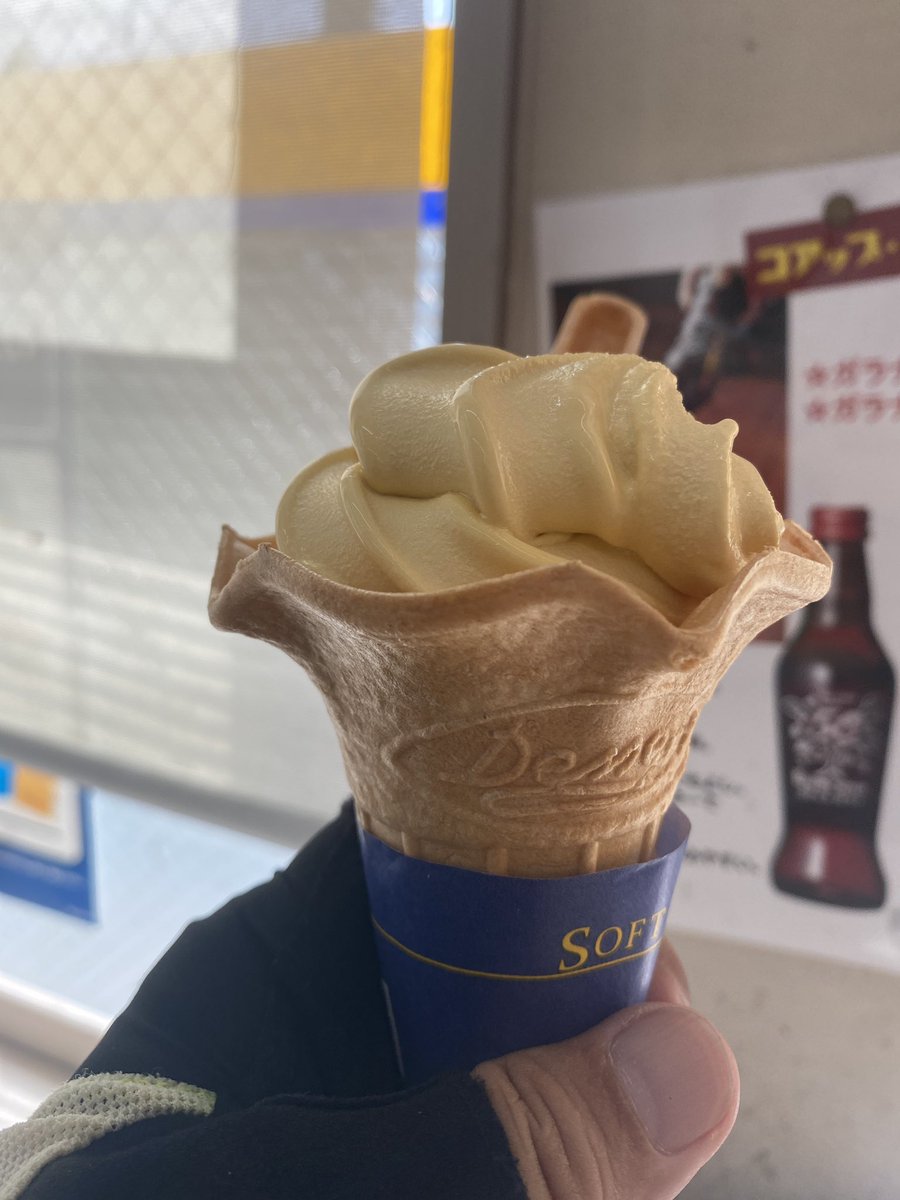 tyosukejs3's tweet photo. 暑くなったので、ミニストップでヤキイモソフト🍦（食べかけ😅） https://t.co/B5fmp8YMmU