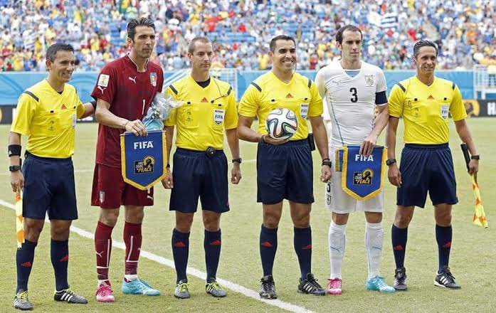 ChiquimarcoMx's tweet photo. #ChiquiVAR el exjugador, hoy árbitro internacional, Daniel Quintero Huitrón de la dinastía Quintero Morones en el tema jugador y del asistente nivel Copa del Mundo Marcos Quintero Huitrón.

Sin embargo le falta aún desarrollar la sensibilidad arbitral para generar sensación de autoridad y equidad.