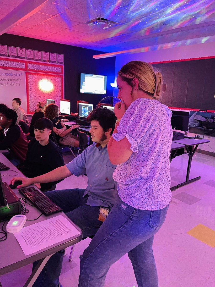 Crandall Alum <a href="/averycaryy/">Avery Cary</a> spoke to <a href="/CrandallHS/">CrandallHS</a> Pirate Productions about her experience at <a href="/12thManP/">12th Man Productions</a> thanks for visiting us and giving us insight to other broadcast programs! #gigempirates