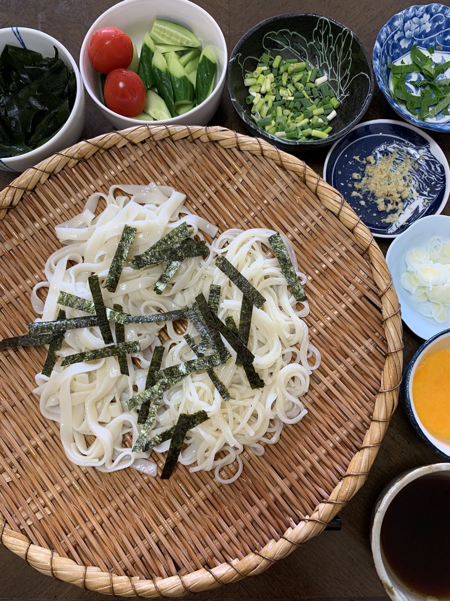 SuzukiDt's tweet image. #Lunch , #2color #ZaruUdon .
#ランチ #きしめん &amp;amp; #半田麺 #２色ザルうどん , 喉越し最高だ #家麺 .