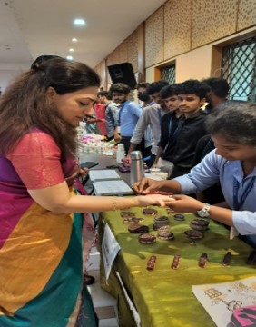 SCLAS_2023's tweet photo. 🎪 200 SClas students showcased 54 stalls with accessories, food, clothing, games & more at the ED Cell exhibition. Dive into the vibrant sale at Nalliarangam, 29-30.08.2023! #SCLAS Exhibition 🛍️🎮👗🍔 https://t.co/BpWP8e4toY