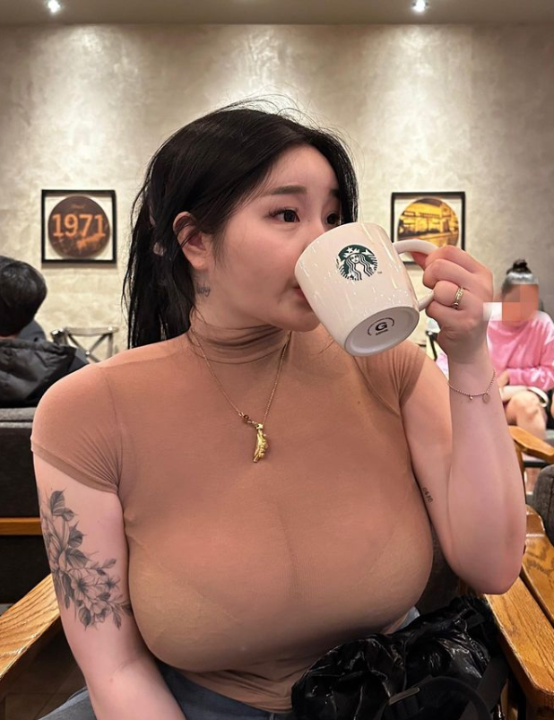 EarlReade4's tweet photo. 昨天给推上约的儿子乳交，射了我一胸，说太刺激了，哈哈，还有想试试的点赞里抽一��� https://t.co/sv4IvZyD6K