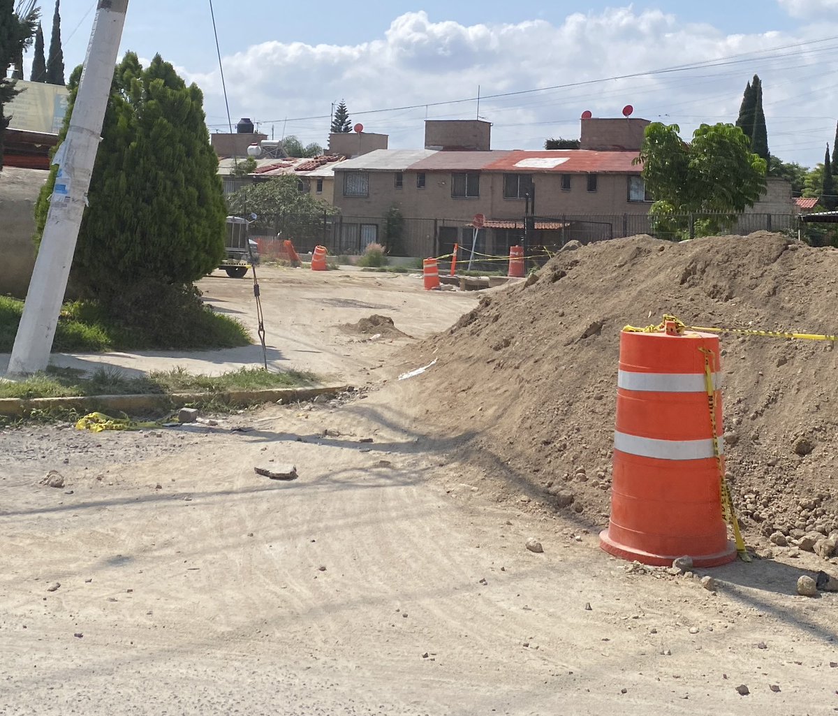 ContactoCenti2's tweet photo. Un socavón que tardaría 3 semanas en repararse, cumple 3 meses mañana, no tenemos ninguna respuesta por parte de las autoridades
@CarlosTorresLu @siapagdl @JuanJoseFrangie @ZapopanGob @Trafico_ZMG @Linea_Zapopan @op_zapopan @ixtlahuacmiguel @GabyCardenas https://t.co/XAK99a4z6O