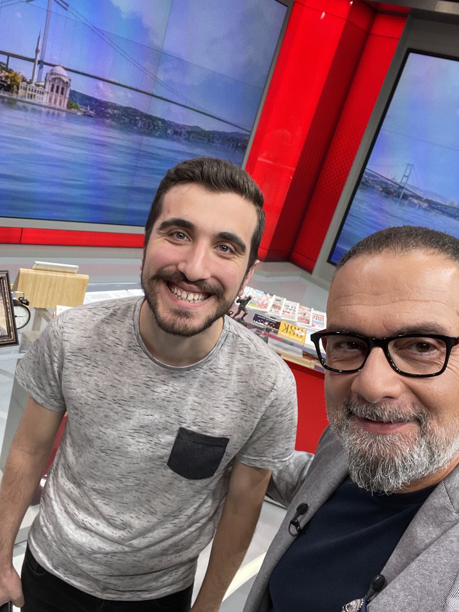 Günaydın.
Bugün 3 Eylül pazar.
Canlı yayın için biz hazırız.
 Yayın esnasında en çok kahrımı çeken kardeşlerimden biri olan Prompter(akan yazı) operatörü Mustafa ile selamlıyoruz sizi.
8.30’dan itibaren siz de aramıza katılırsanız ne güzel olur.
⁦<a href="/atvdeHaftasonu/">atv'de Hafta Sonu</a>⁩
<a href="/atv/">ATV</a>